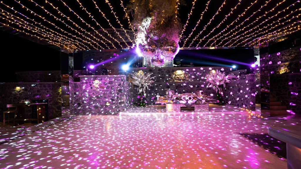 Get ready to dance the night away in this exhilarating playground of light and sound, with disco balls, impressive disco lights and mirror structures!