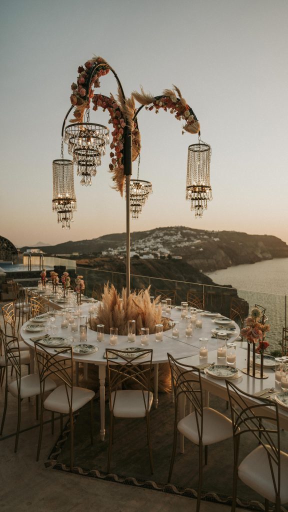 In the heart of our dinner area stands a unique focal point: an umbrella stand adorned with four dazzling chandeliers. These elegant fixtures cast a warm light, adding to the overall atmosphere. Guests are invited to enjoy a dining experience surrounded by charm and sophistication, creating unforgettable moments.